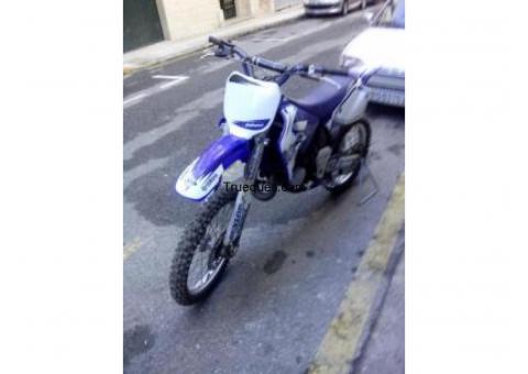 Moto de cross por coche