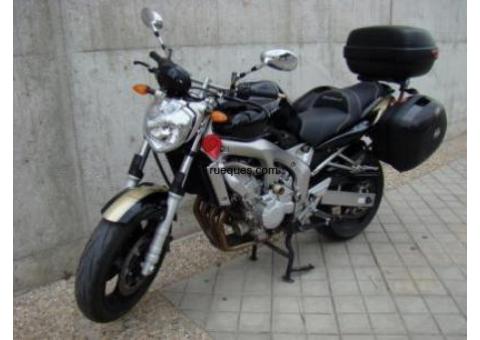 Yamaha fz6 naked con maletas por coche volkswagen golf serie 4