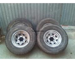 4 ruedas con gomas de un nissan terrano 4x4. medidas: 265/ 70 r15 por algo de mi interes. - 1/1