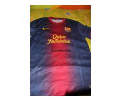 Camiseta del f.c barcelona con quince firmas de la plantilla de las seis copas - 1/1