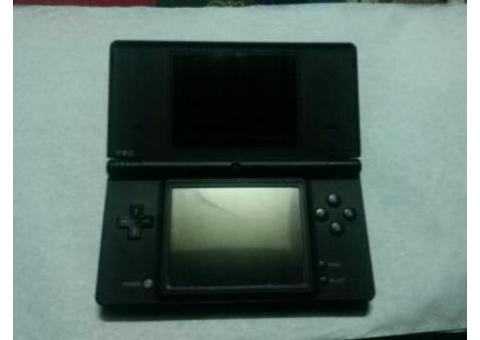 Nintendo dsi mas cargador y tarjeta r4 con memoria de 16gb (sin lápiz)