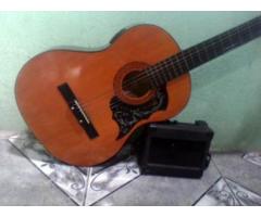 Guitarra clasica con amplificador