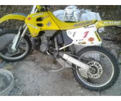 Busco embarcacion o bote o canoa a motor.. por moto de cross 250cc traje botas peto camisa casco gaf - 1/1