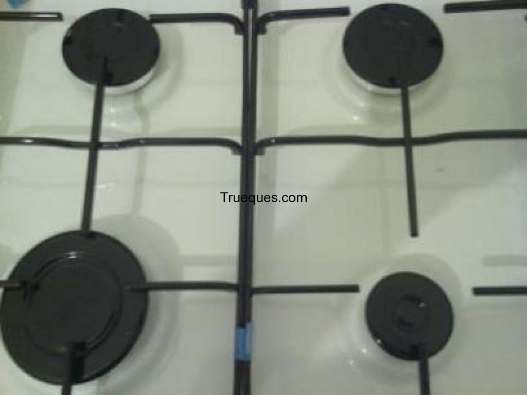 Cocina de 4 fuegos por nevera