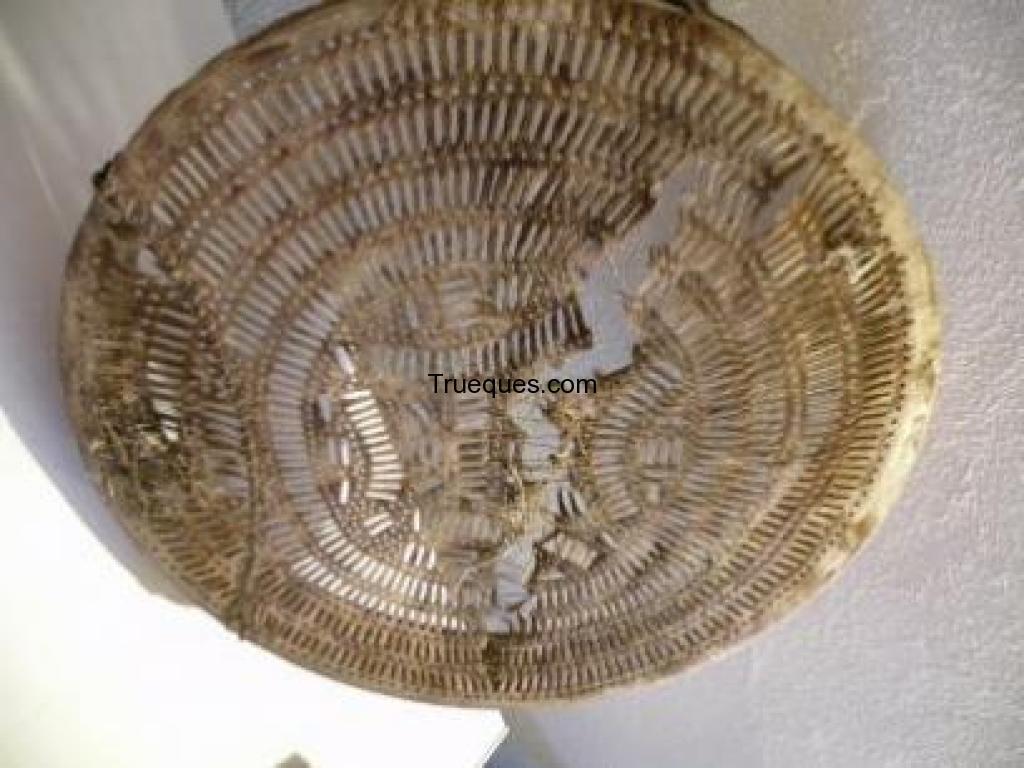 Criba muy antigua de piel y madera