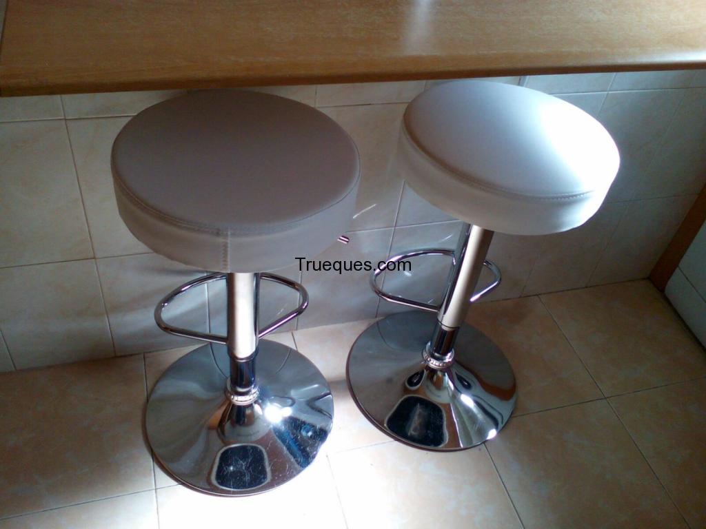 Dos taburetes de cocina blancos y lavadora buesky
