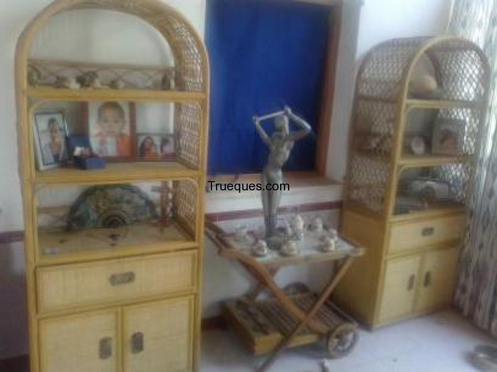 Hola canbio o vendo salon comedor de banbu en perfecto estado minimo de balor es 2000e