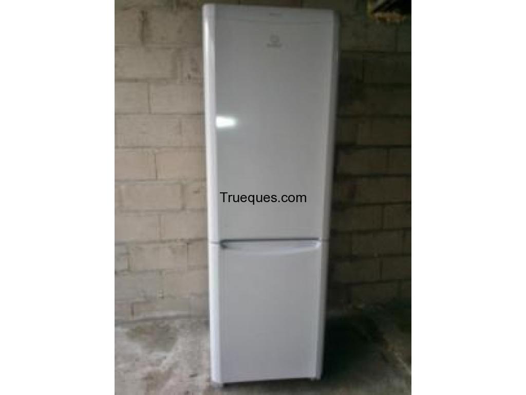 Lote nevera y lavadora indesit por cosas de movilidad