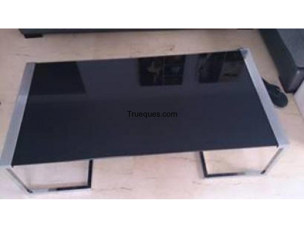 Mesa baja con cristal negro patas de cromo