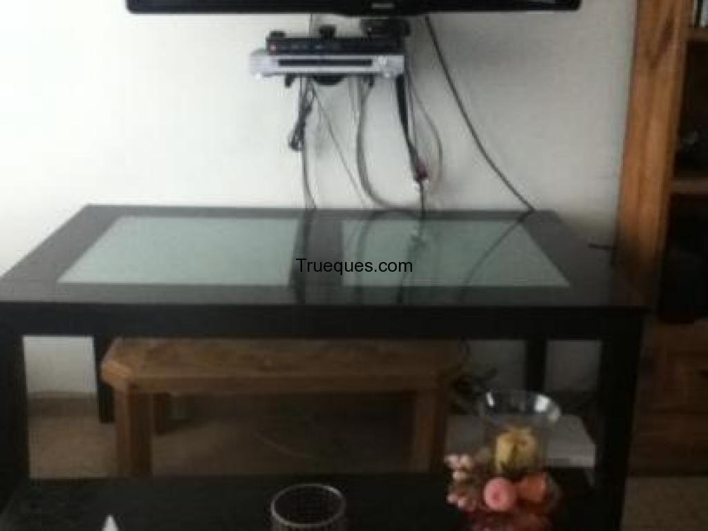 Mesa de comedor y vitrina