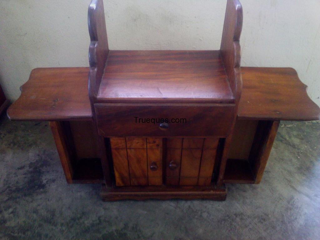 Mesa de equipo de sonido y cama de madera