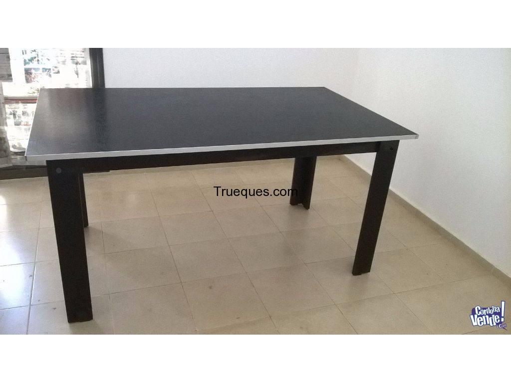 Mesa en melamina color roble dakar con bordes de aluminio