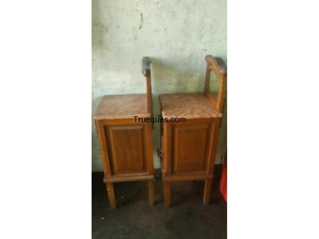 Mesitas de luz antiguas con marmol y espejo