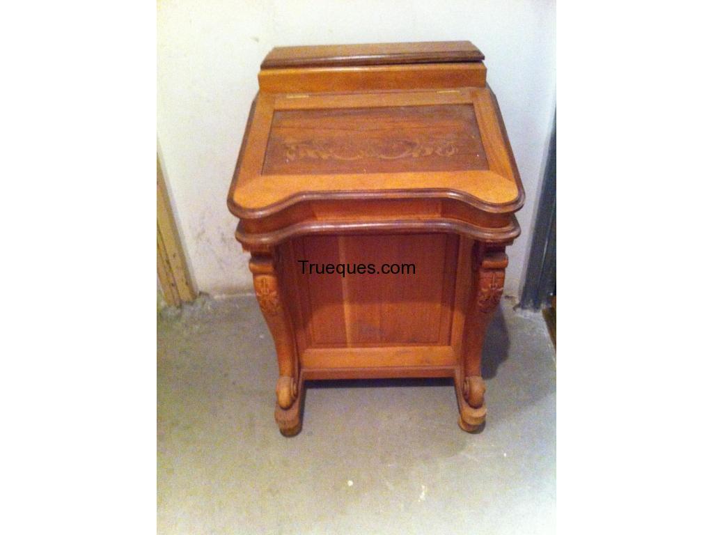 Mueble de caoba tallado