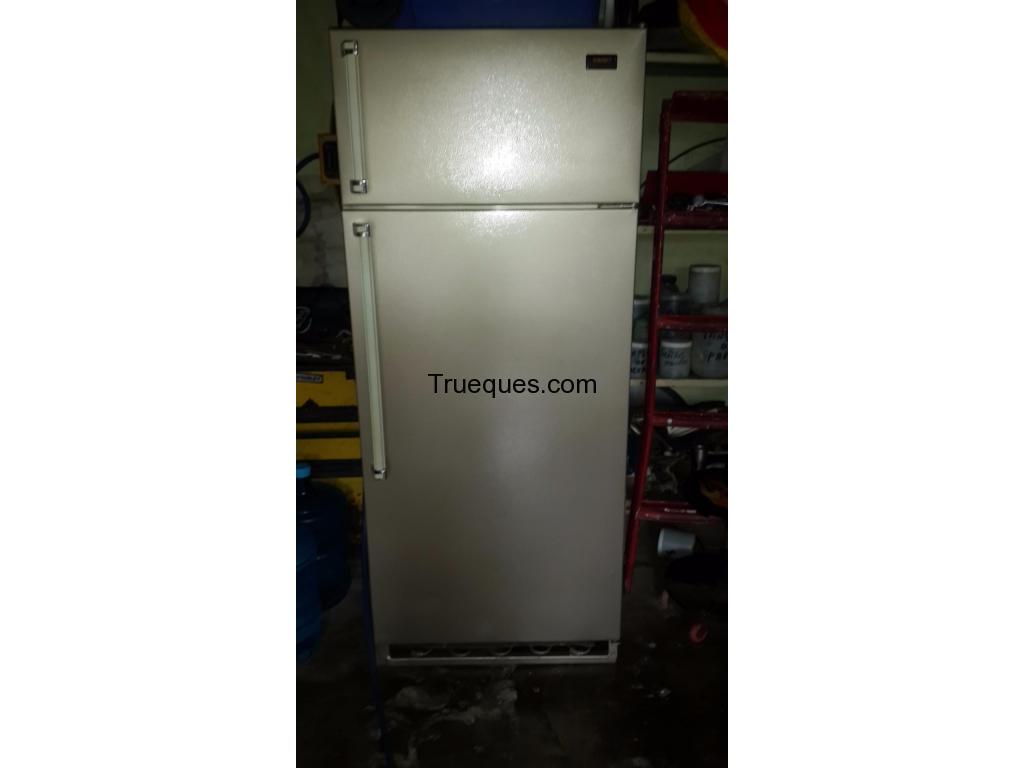 Nevera comet de 21 pies dos puertas recien pintada y funcionando
