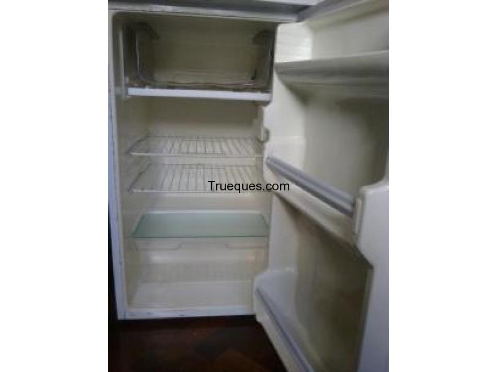 Permuto heladera bajo mesada