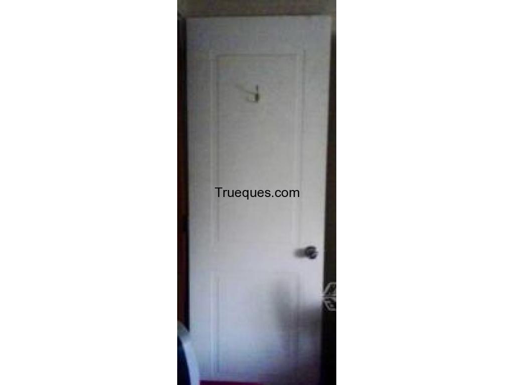 Puerta con doble cerradura interior o exterior