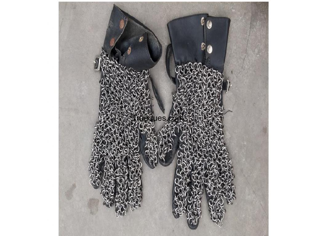 Cota de malla medieval en guantes