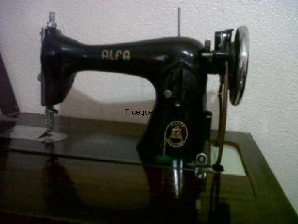 Maquina de coser antigua en perfecto estado