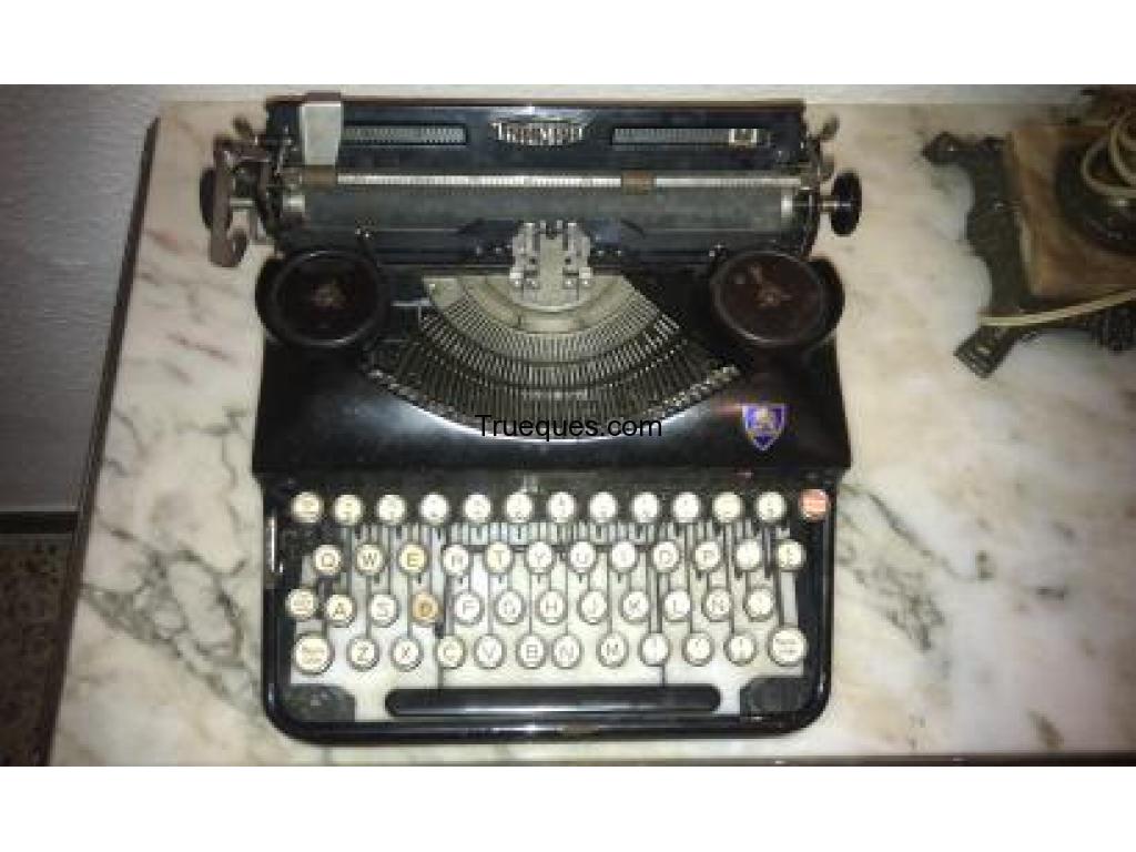 Maquina de escribir antigua en buen estado