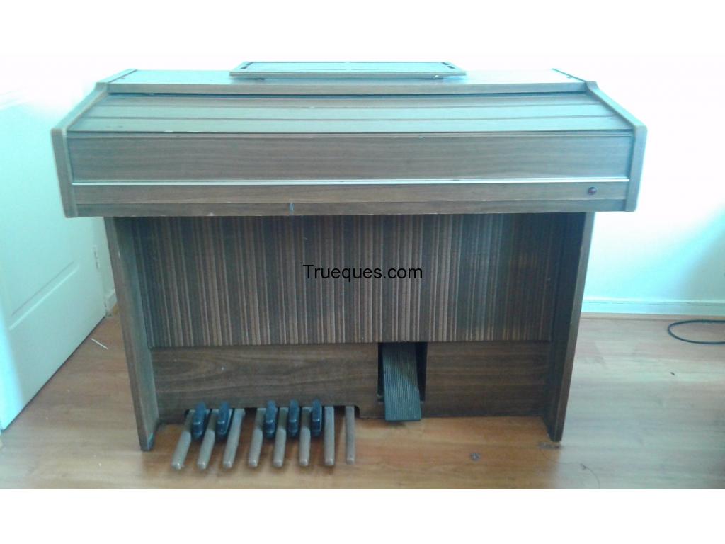 Organo yamaha electrone