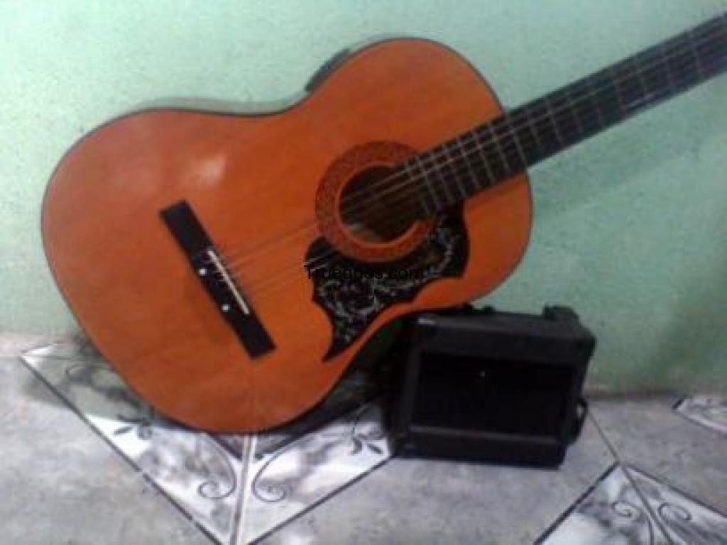 Guitarra clasica con amplificador