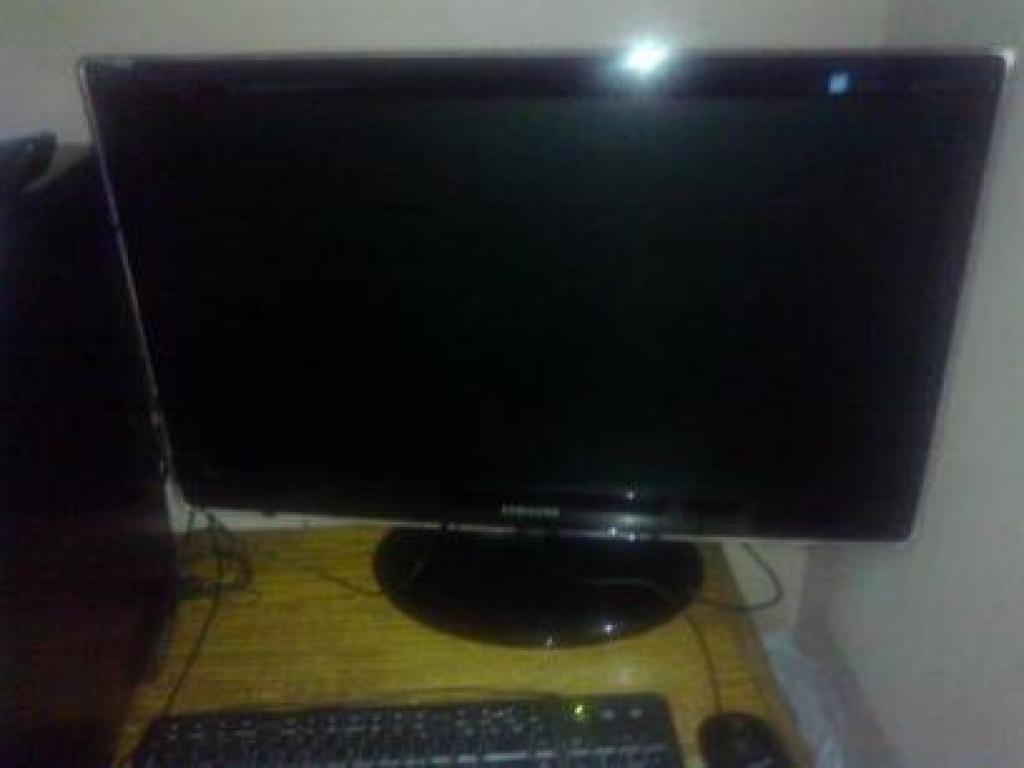 Pantalla full hd casi nueva un mes aprox de uso solo como pantalla de computador