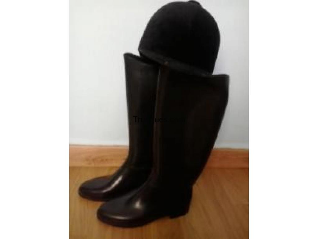 Botas y casco de montar a caballo