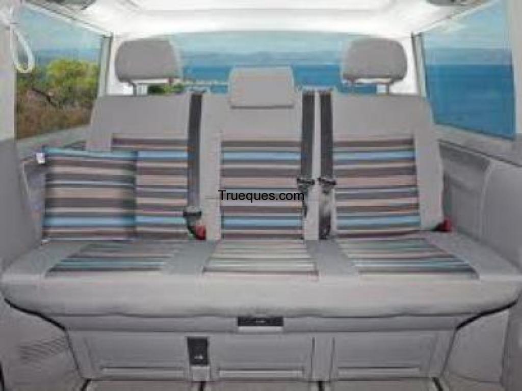 Asiento tres plazas por uno de dos y baul
