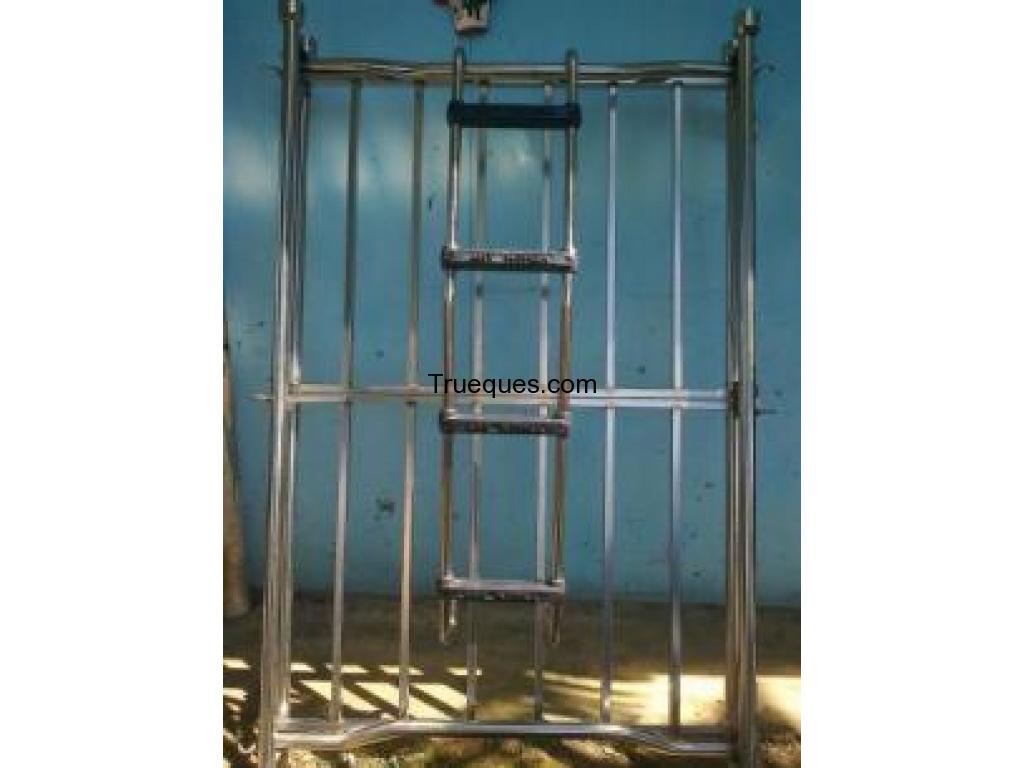 Canastera y escalera galvanizada