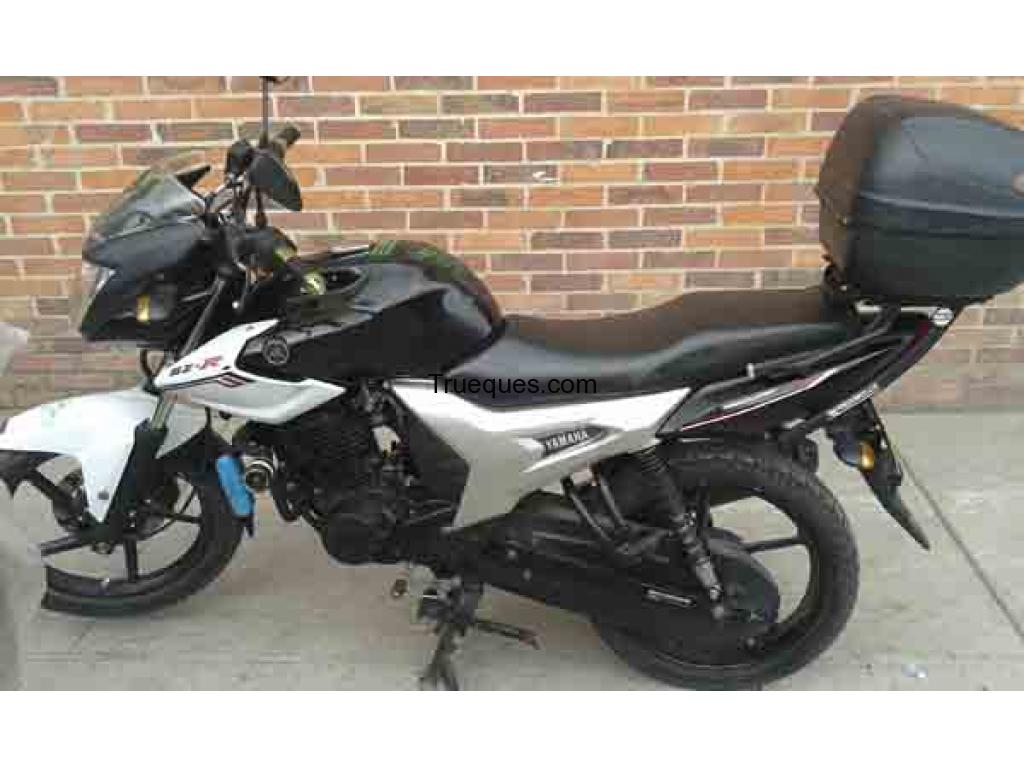 Mi moto por un carro