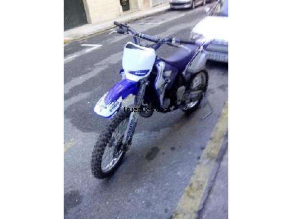 Moto de cross por coche