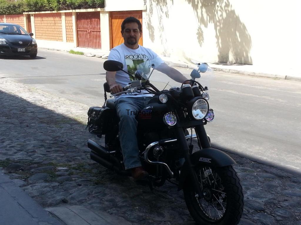 Motocicleta chopper x camioneta vw kombi