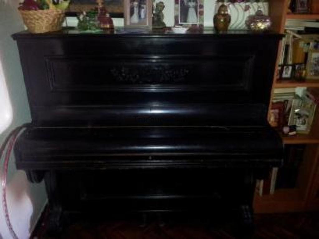 Piano vertical estella