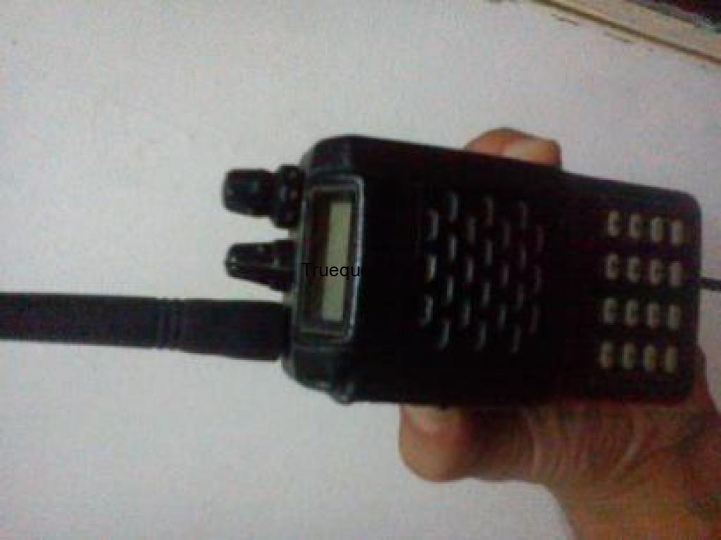 Es un handi verte muy buen0 tiene la bateria agotada y falta el cargador