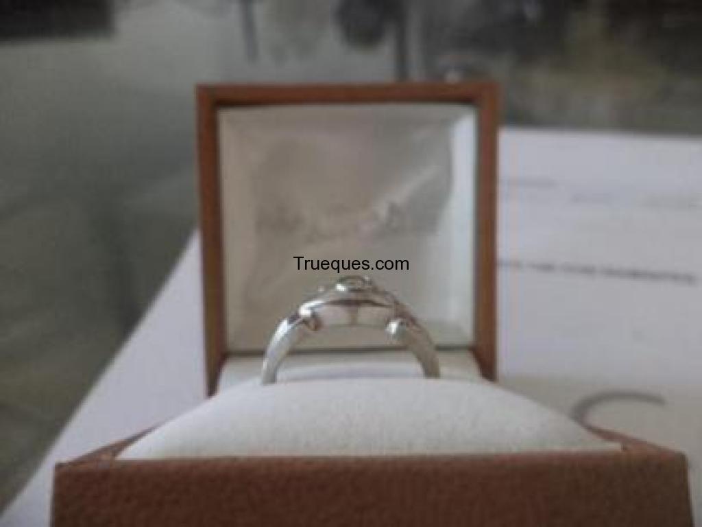 Anillo de oro blanco de 14k con 3 diamantes