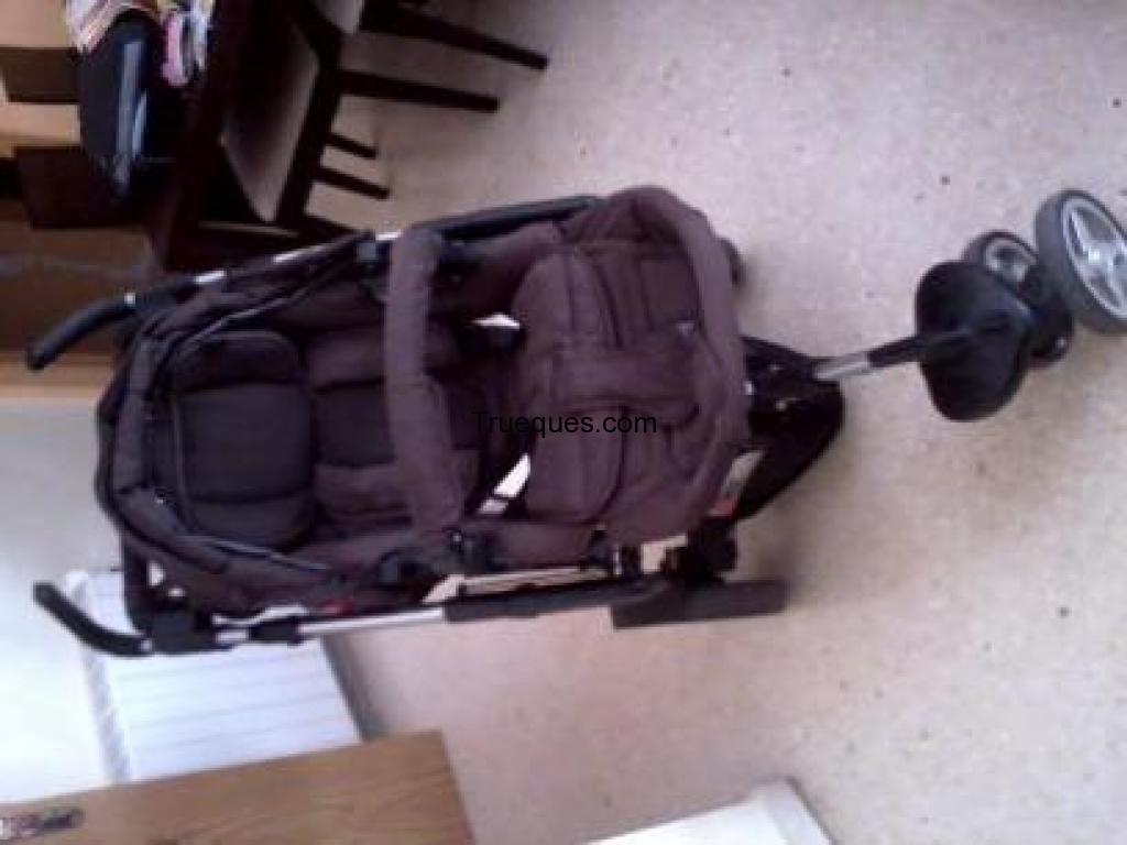 Carro de bebe color xocolate con todas las piezas