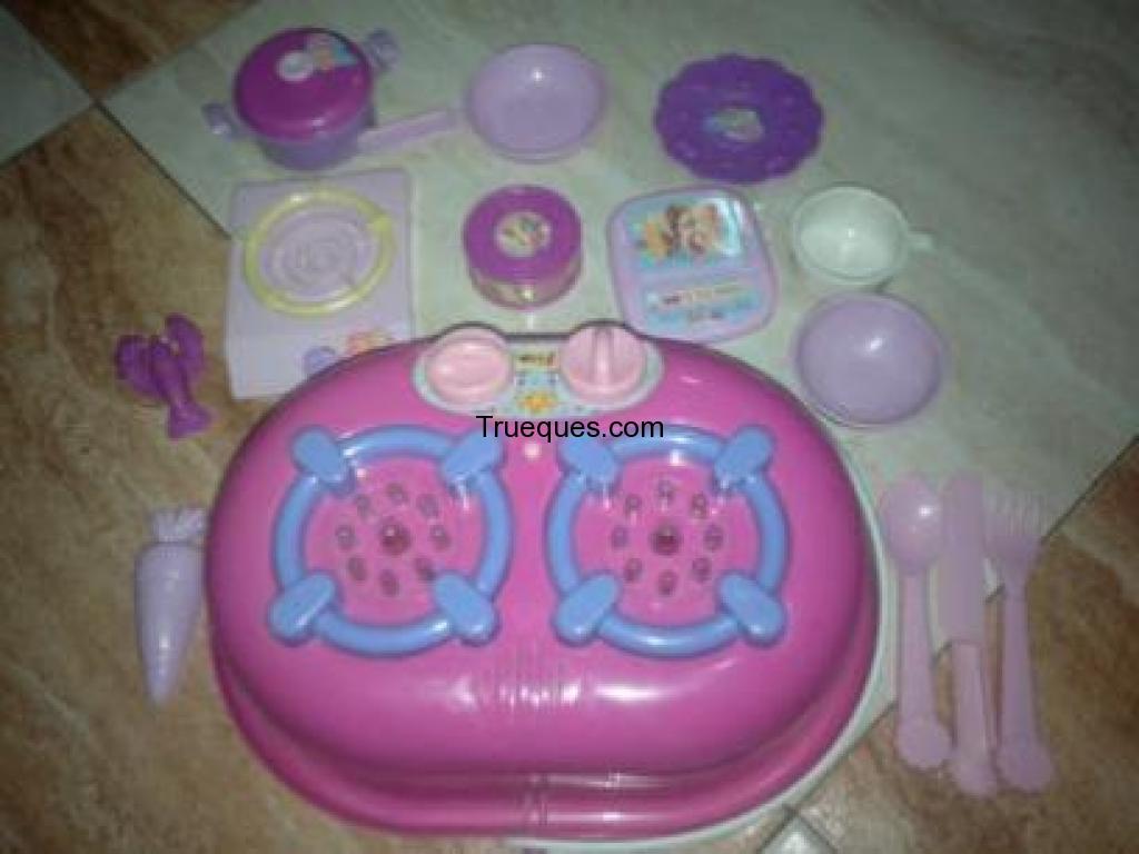 Cocinita con accesorios y otros juguetes sueltos