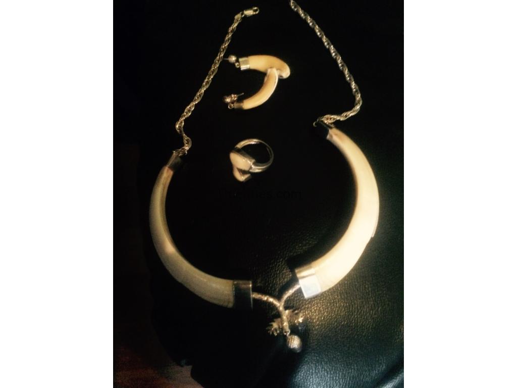 Juego de kolgante y pendientes kon anillo de kolmillos de javali oro vlanko