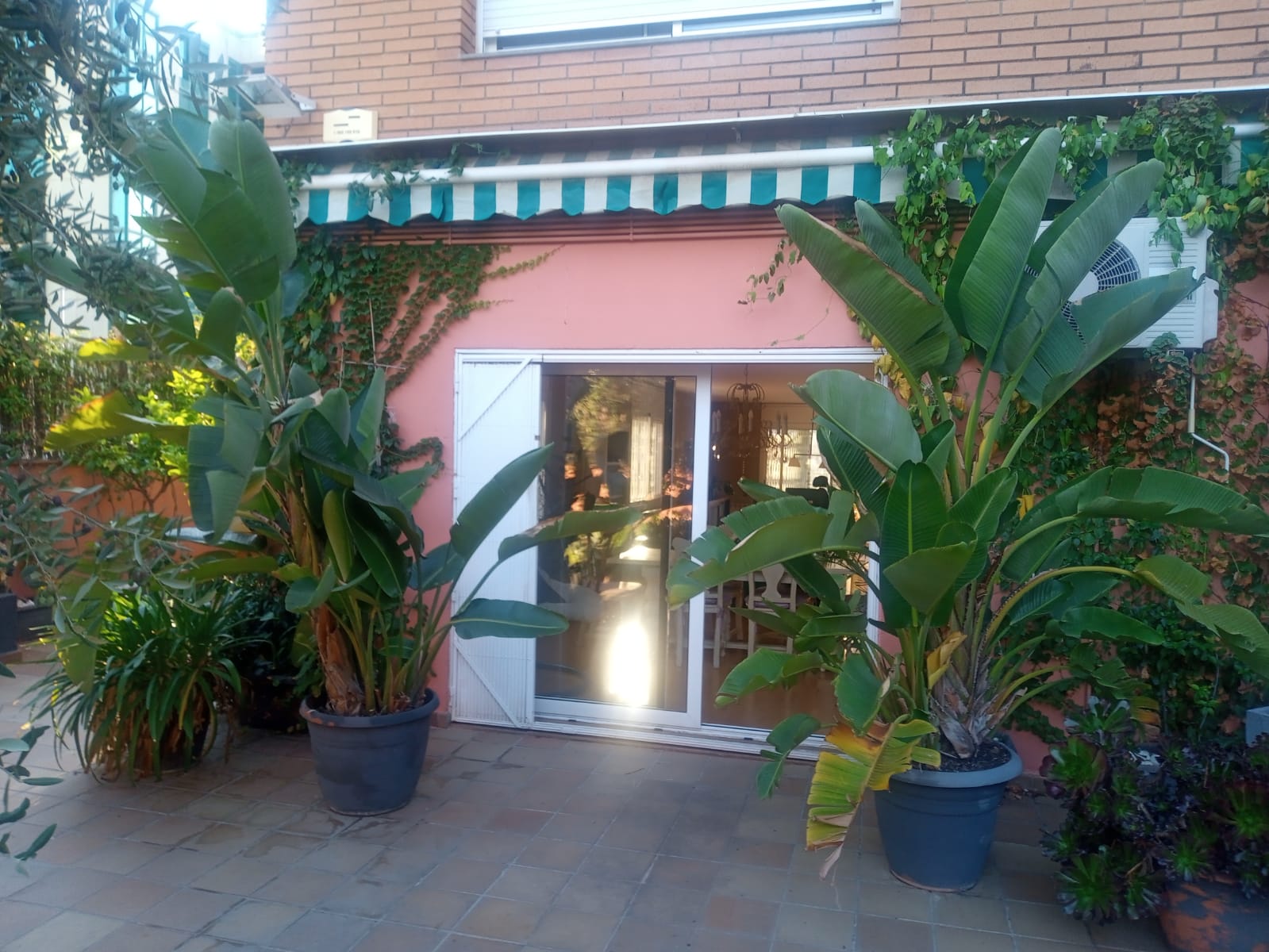 Bajos terrassa 329 mts (zona olimpica) 4 habitaciones 2 baños 2 parking piscina climitazada gimnasio sauna jakuzi barbacoa jardin .